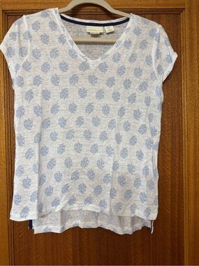 Cynthia Rowley Light Blue Print V-Neck Tee, 100% linen, size Medium.
